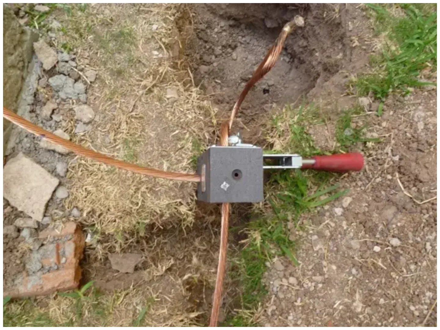 Electricista instalando Sistemas de tierra física Querétaro