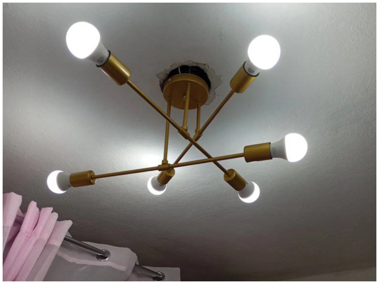 Un profesional instalando Lámparas LED en techos