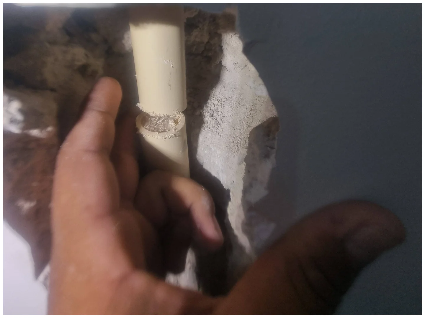 Tecnico haciendo Reparación de Fuga de Agua en Querétaro